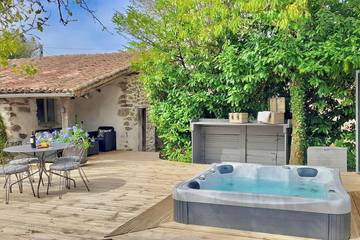 Gîte pour 2 personnes, avec terrasse ainsi que jardin et jacuzzi à Exideuil