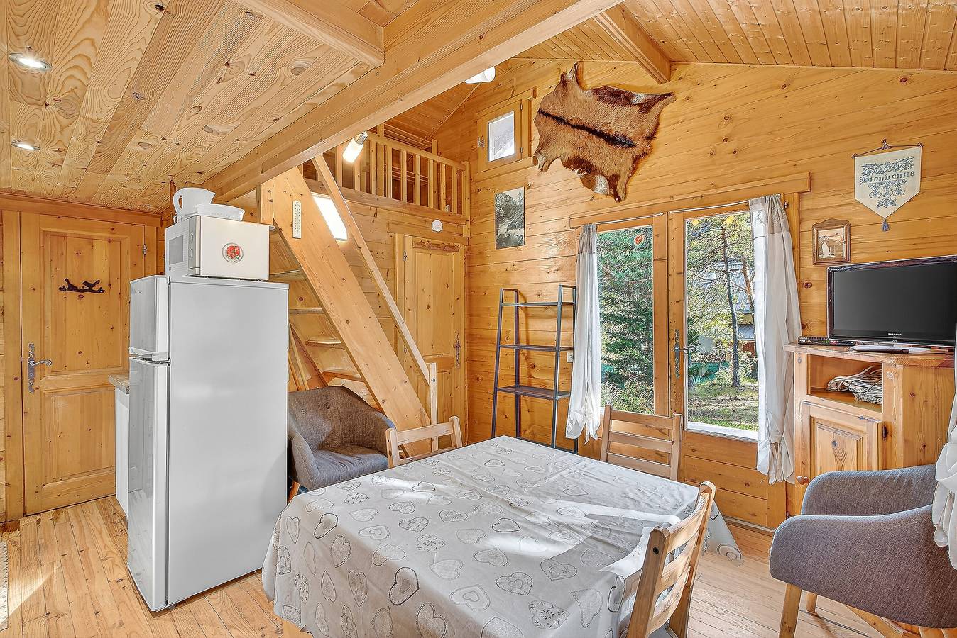 Chalet "Le Mazet" avec vue sur les montagnes, terrasse privée et Wi-Fi in Méolans-Revel, Région de Barcelonnette