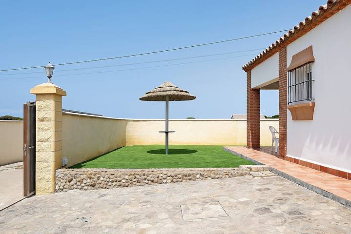 Charmante Casita Torre de Meca 1 avec terrasse, jardin et Wi-Fi in Los Caños de Meca, Barbate