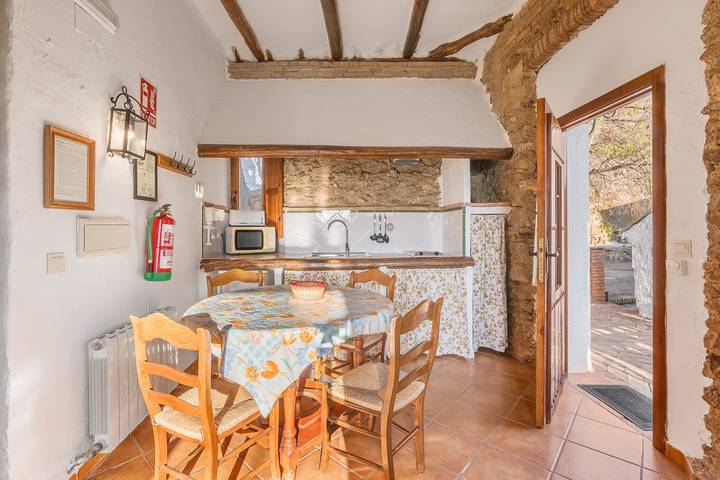 Entire apartment, Apartment 'El Granero' with Mountain Views, Shared Pool and Wi-Fi in Cumbres Verdes, La Zubia