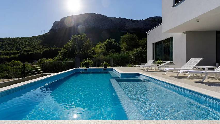 Villa pour 7 personnes, avec jardin ainsi que piscine et balcon à Solin