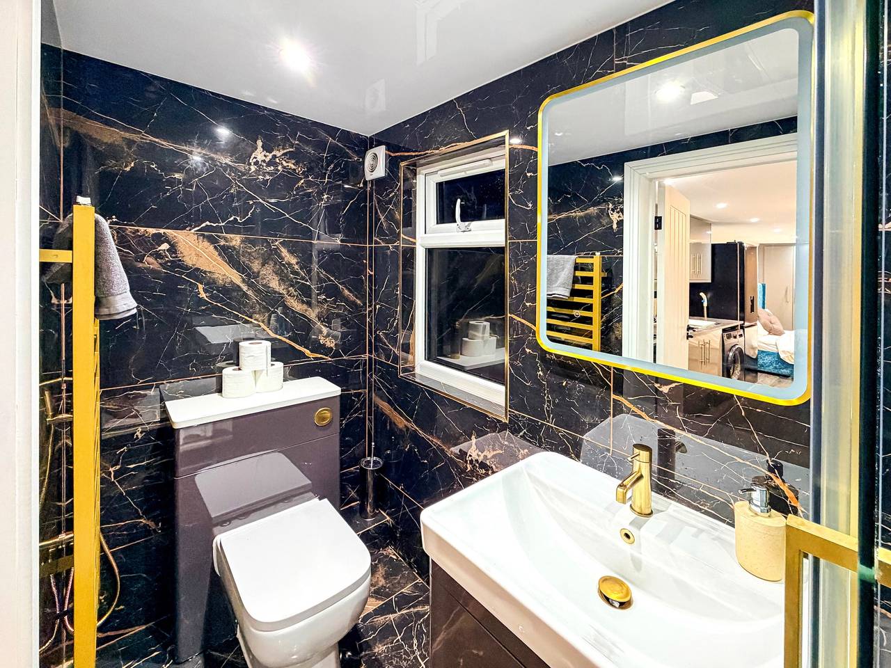 Entire studio, Studio - Sleeps 3 - Aircon - Parking - Pets in Ealing, London