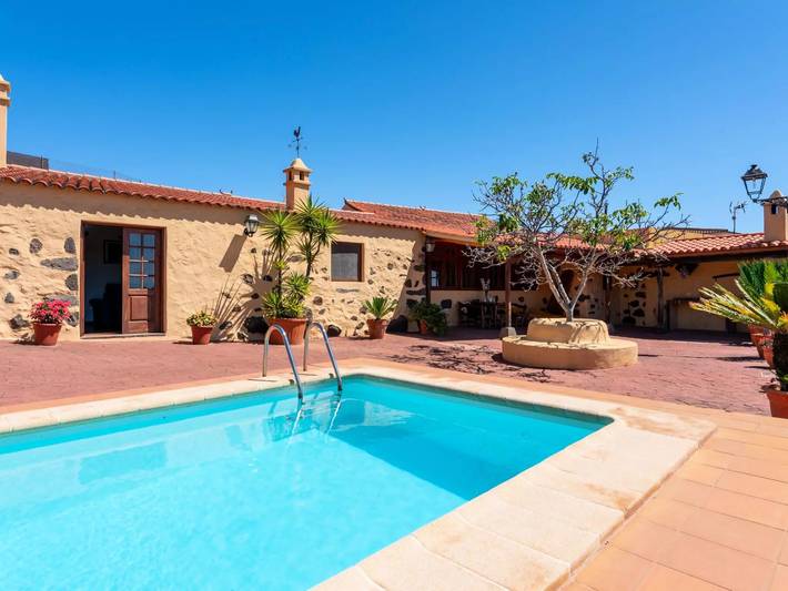 Villa for 3 people, with garden and pool - 1