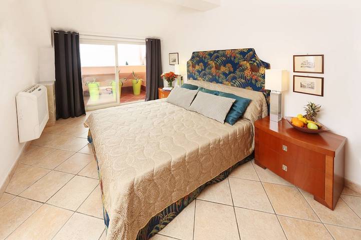Appartamento intero, Spazioso appartamento 4 camere da letto, centro di Taormina, terrazze vista mare in Taormina, Provincia di Messina
