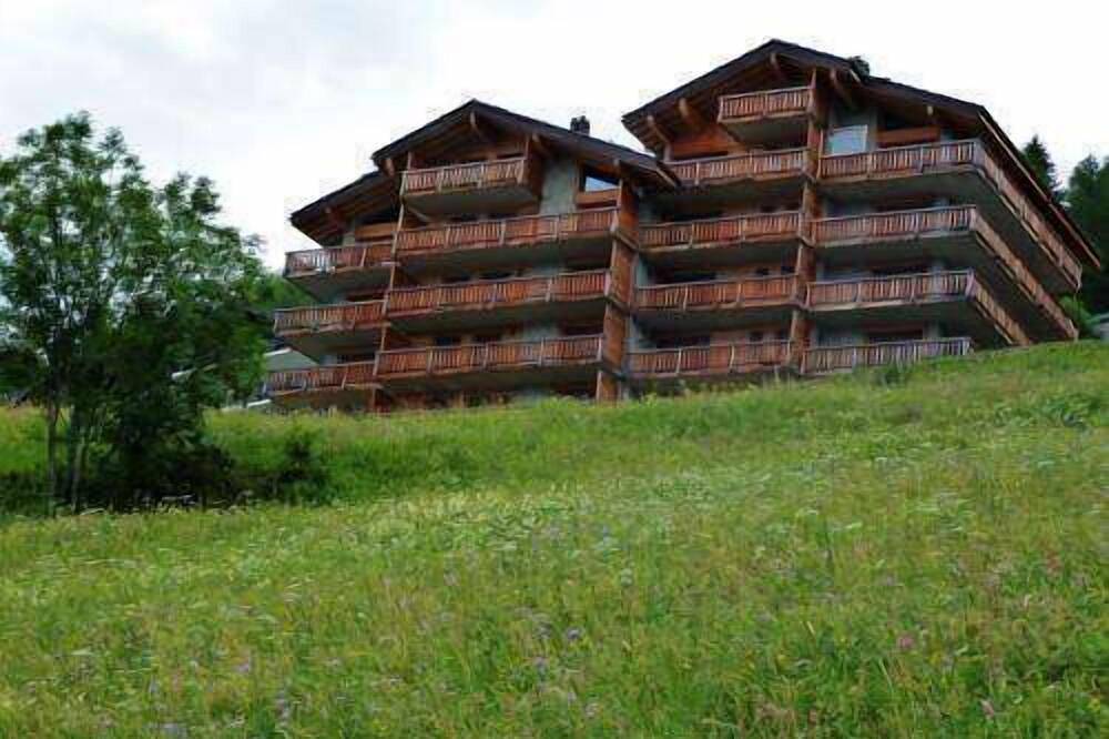 Entire apartment, Stylish loft with a great panoramic view in Veysonnaz, Wallisian Alps