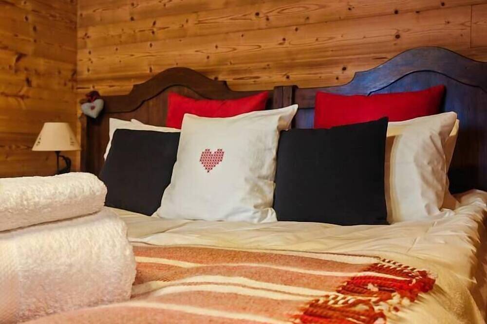 Entire apartment, Cozy Chalet w/Fireplace, Patio & Barbecue. Pet Friendly! in Parc naturel régional du Haut-Jura