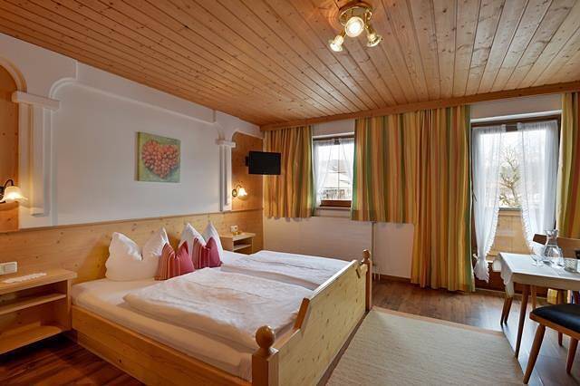Geheel vakantieappartement, Tweepersoonskamer douche, Wc in Kössen, Kaisergebirge
