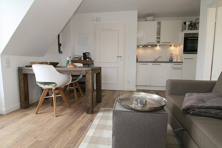 Ganze Wohnung, Diese gerade neu renovierte 2-Raum-Wohnung ist ein weiteres Highlight mitten im Ort. Ihr Urlaub fängt schon beim Eintreten an. Mit großem Balkon zum Entspannen, bleibt kein Wunsch offen. in Nordfriesische Inseln (Schleswig-Holstein) (Schleswig-Holstein), Hörnum