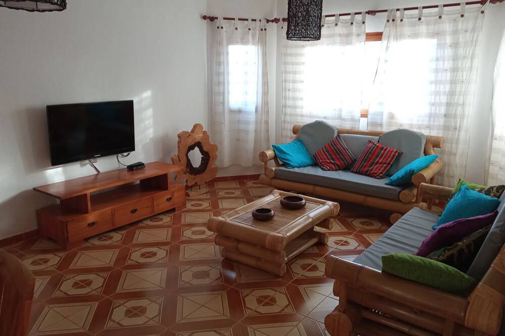 A 2 minutes de Lajares grande Maison familiale piscine bbq wifi fibre parking in Lajares, La Oliva
