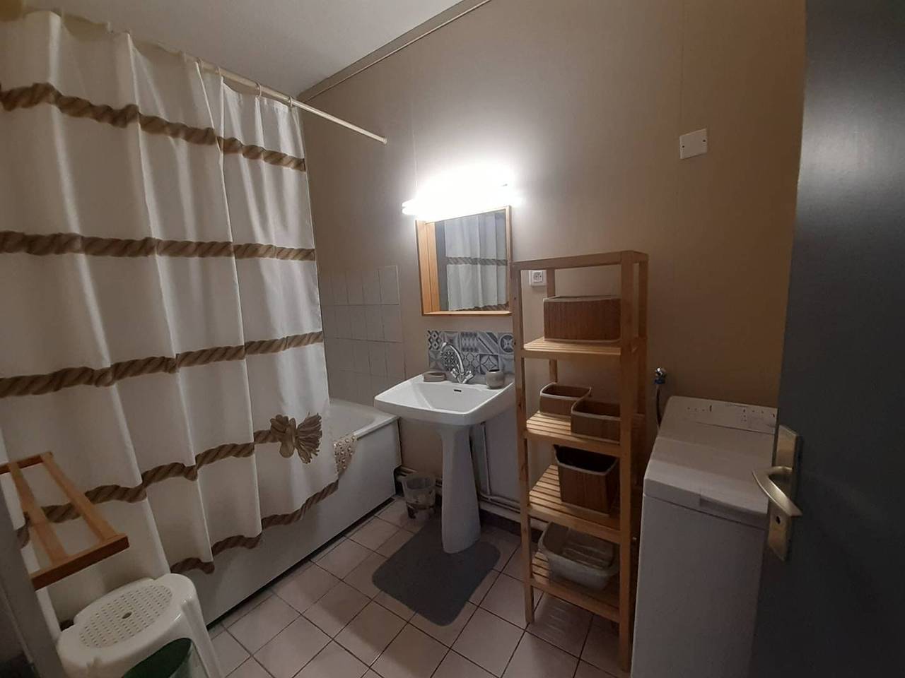 Entire apartment, Cozy T2 near Thau Lagoon with Balcony and Modern Amenities in Balaruc-les-Bains, Côte d'Améthyste