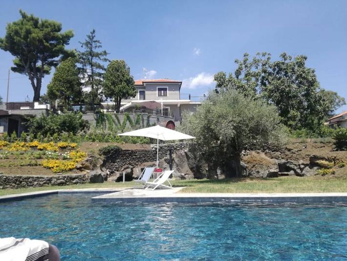 Villa per 14 persone, con Balcone e Terrazza nonché Giardino e Piscina a Viagrande