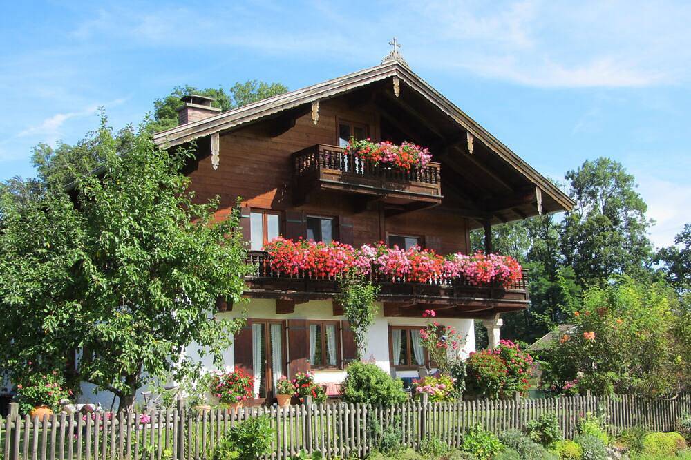 Ganze Wohnung, Helle Dachgeschosswohnung mit wunderschönem Blick auf die Berge in Wendelstein, Brannenburg