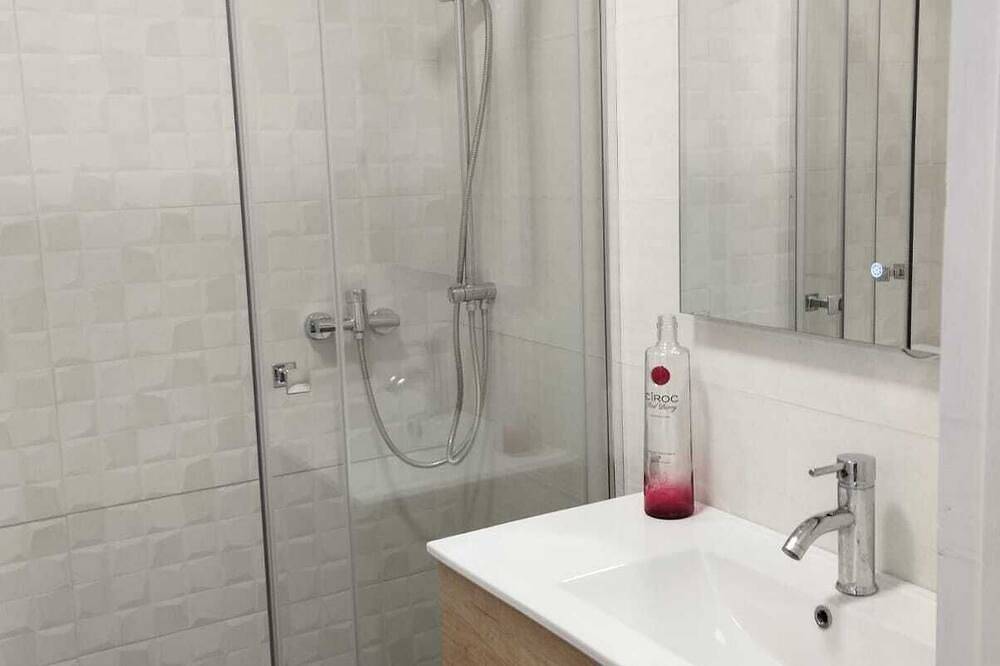 Entire apartment, Villa Franz House Guest house with swimming pool, near Sitges in Canyelles (Barcelona), Garraf