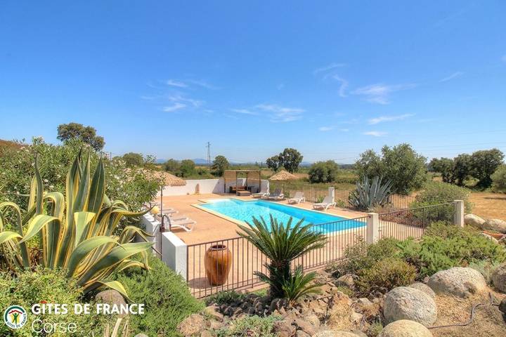 Gîte pour 4 personnes, avec Terrasse et Jardin ainsi que Piscine et Vue à Serra-di-Fiumorbo