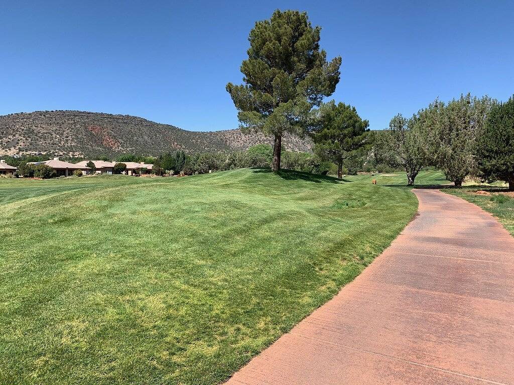 Peaceful Sedona retreat with red rock views, walk to Sedona Golf Resort in Oak Creek, Oak Creek Canyon