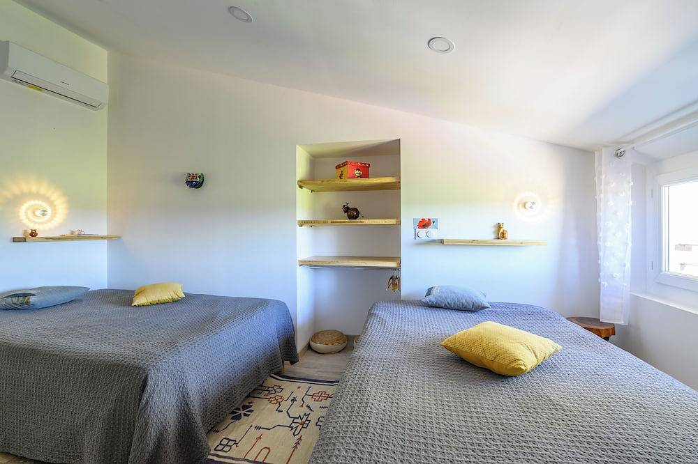 Appartement entier, Appartement Au 2ème Etage Dans Une Batisse Du 19ème Siecle . \nterrasse Au Rdc  . in Venasque, Parc naturel régional du Mont-Ventoux