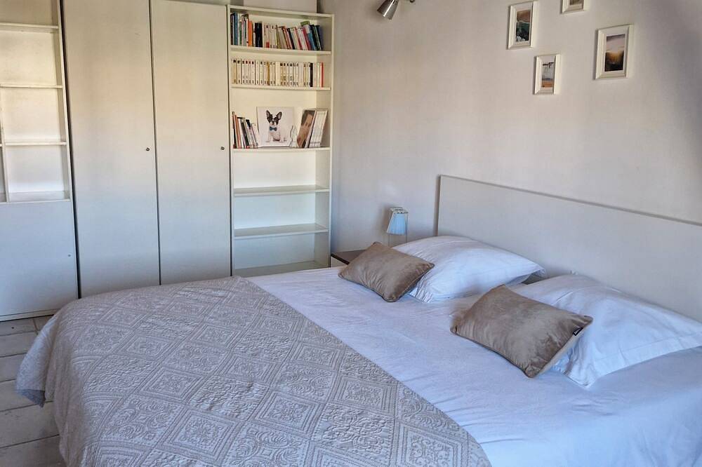 N1 guest room at Relais de Bellemaison in Montfrin, Nimes und Umgebung