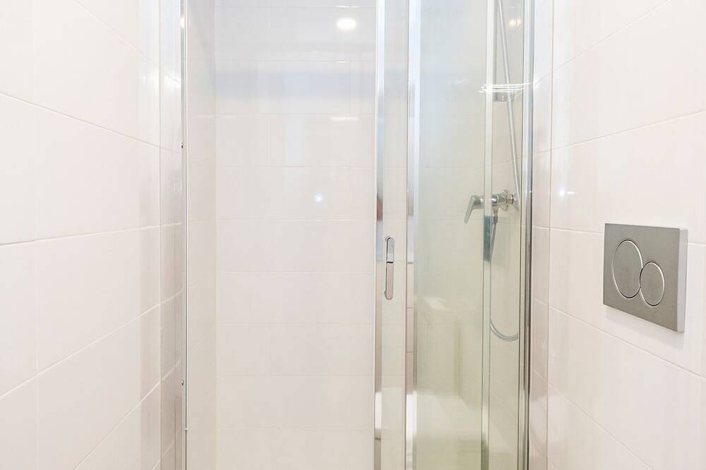 Entire apartment, Bebarceloner Pelayo Apartments with Terrace - 2 bedrooms, 2 bathrooms in Barcelona Centre, Barcelona