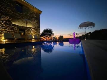 Chambre d’hôte pour 2 personnes, avec piscine et jardin ainsi que vue et terrasse à Salles-la-Source