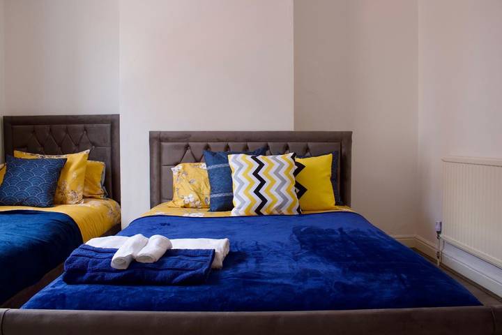 Green Corner House Sleeps 6 & Free Parking in Nottingham, East Midlands