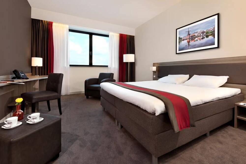 Relaxed Living with Rooftop Views & Dining, Airport Access! in Rotterdam, Südholland