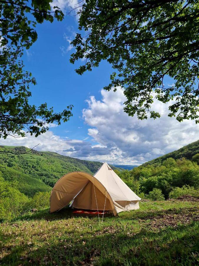 Camping pour 2 personnes, avec Jardin et Vue dans L'Aubrac