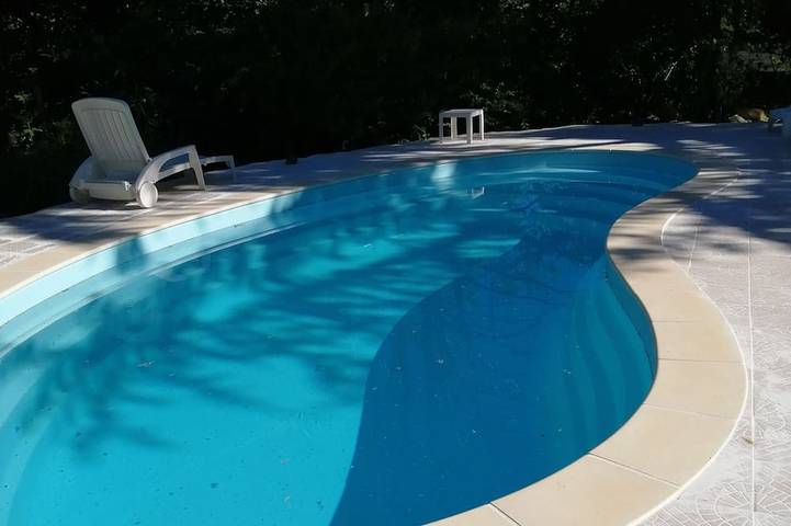 Location de vacances pour 2 personnes, avec Terrasse ainsi que Jardin et Piscine à Casteil