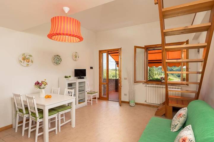 Appartamento intero, Elegante appartamento con A/C, piscina, WIFI, TV, terrazza e vista panoramica, vicino San Gimignano in Sughera, Montaione