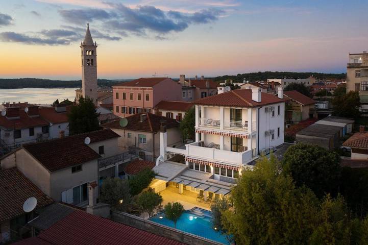 Villa per 9 persone, con piscina e panorama nonché giardino, con animali domestici - 1