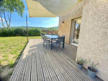 Gîte pour 8 personnes, avec vue ainsi que jardin et terrasse à Saint-Côme-et-Maruéjols