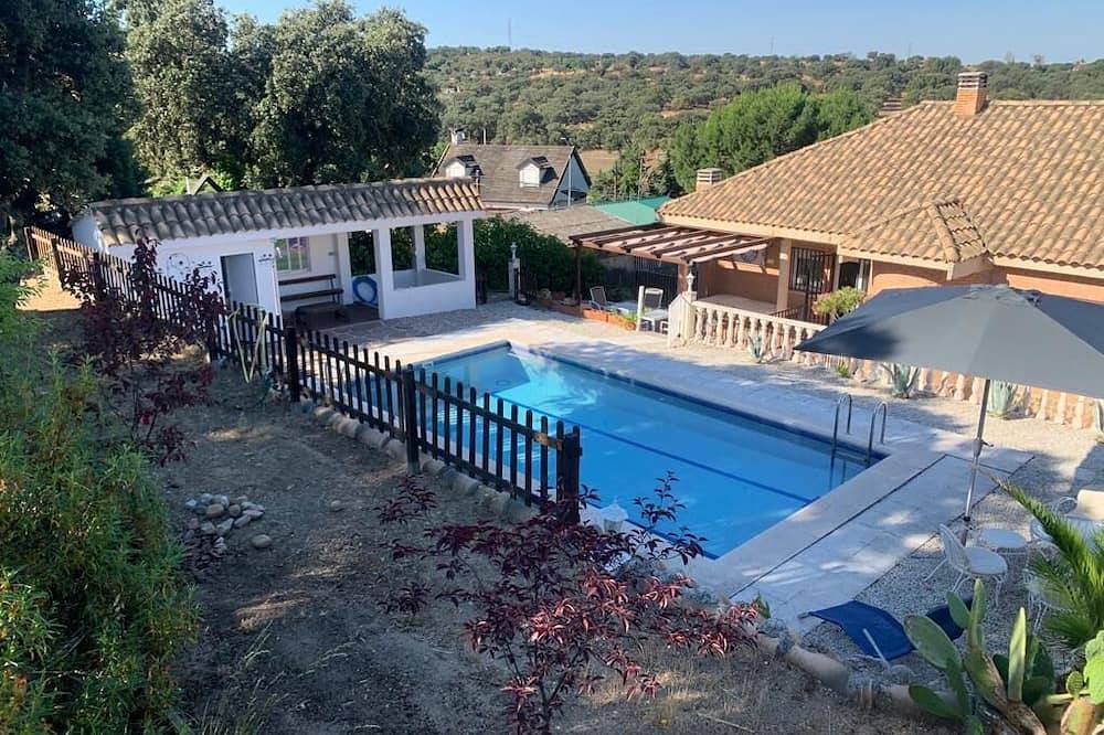 Very bright villa with many spaces outside in Santa Cruz del Retamar, Toledo Province