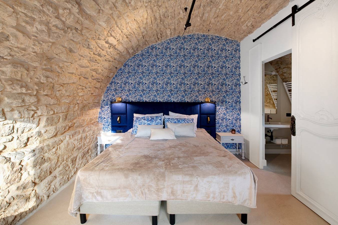 Suite Schlafzimmer (21 m2) mit gemeinsamer Terrasse, Sauna und Blick auf den Olivengarten in Brenzone, Gardasee-Berge