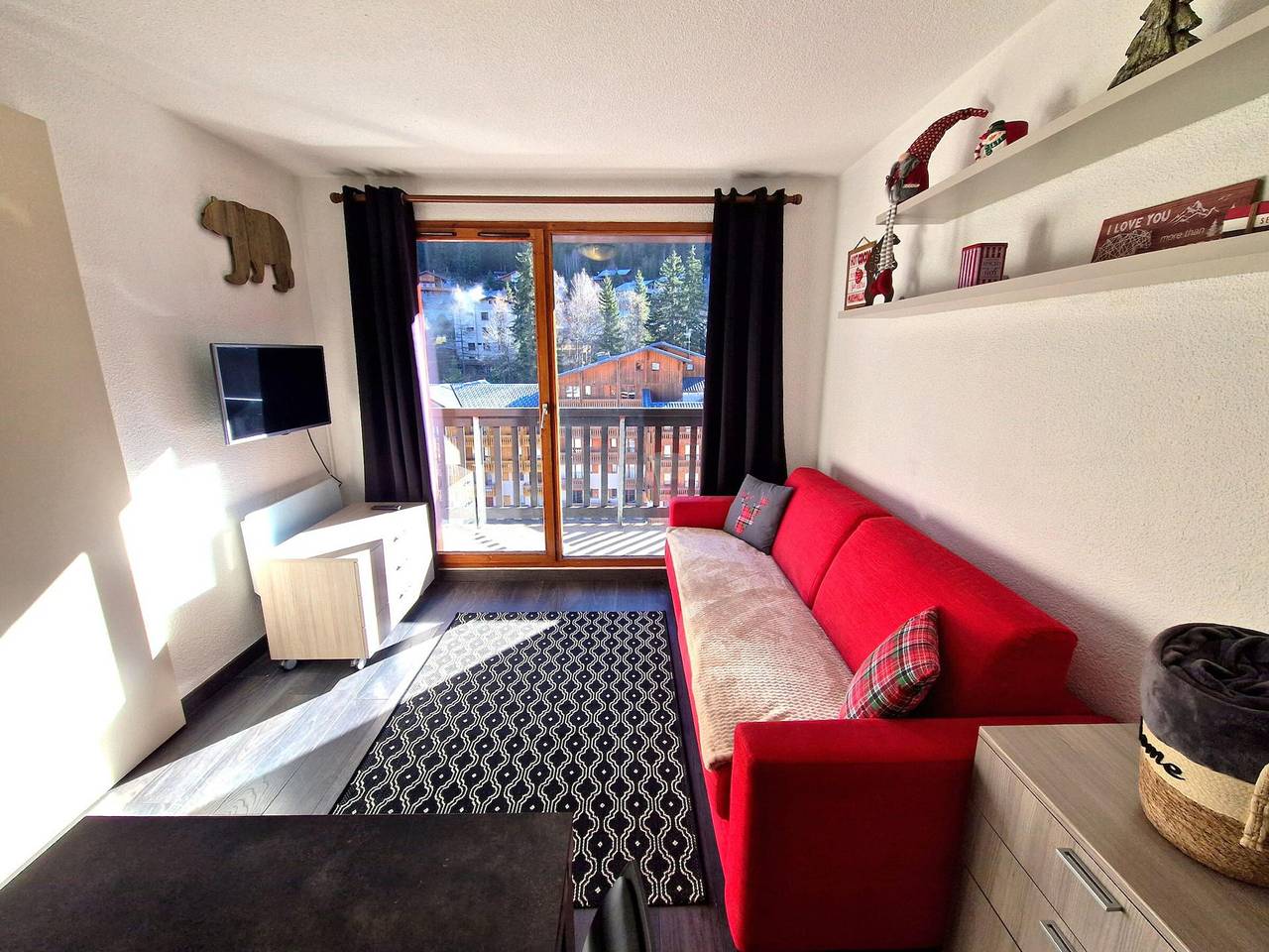 Geheel appartement, Cozy 4-6 Person Apartment in Ski Resort Center with Balcony and Modern Amenities in Valfréjus, Modane