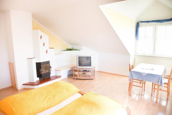 Ferienwohnung für 6 Personen, mit Balkon und Terrasse sowie Garten und Ausblick in Bad Waltersdorf
