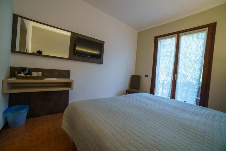 Hôtel pour 4 personnes, avec piscine ainsi que bassin pour enfant et jardin, animaux acceptés à Rocchetta Nervina - 3
