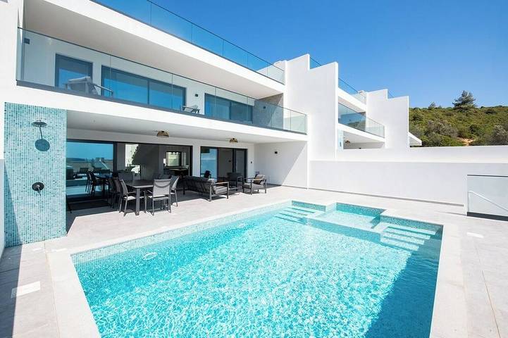 Holiday rental for 10 people, with hot tub and garden in Salema