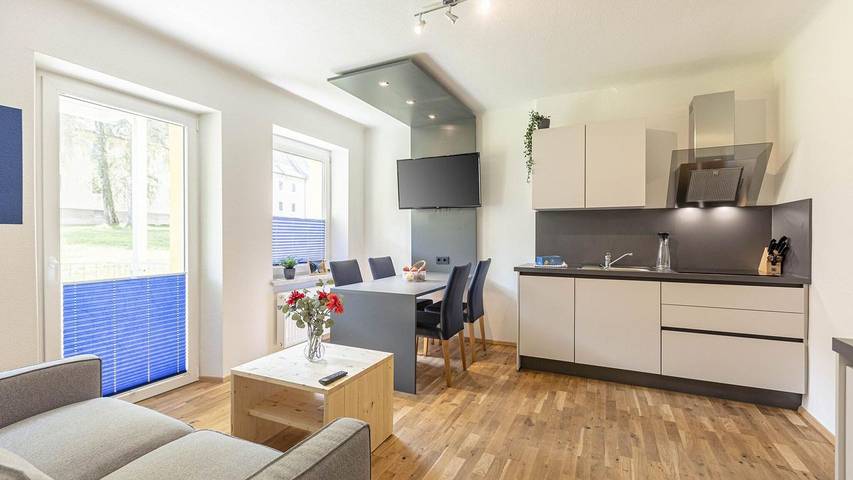 Ferienwohnung für 4 Personen, mit Pool und Whirlpool sowie Balkon in Eisenerz