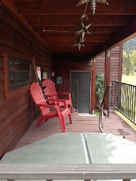 Vacation house for 13 people, with hot tub and yard, with pets in Glacier National Park