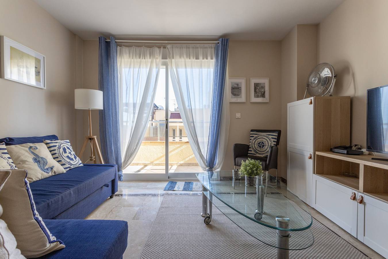 Entire apartment, Penthouse "Mediterranean Attic" Near the Beach with Sea Views, Balcony, and Wi-Fi in Velilla-Taramay, Almuñecar