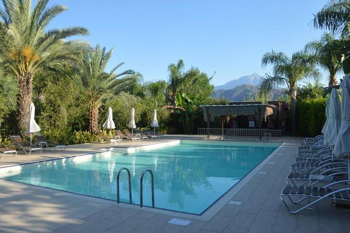 Hôtel pour 4 personnes, avec bassin pour enfant et jardin ainsi que vue et piscine - 1