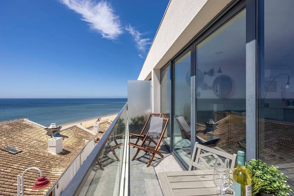 Ganze Wohnung, Frontline Seaview Apartment in Praia da Salema, Naturpark Südwest-Alentejo und Costa Vicentina