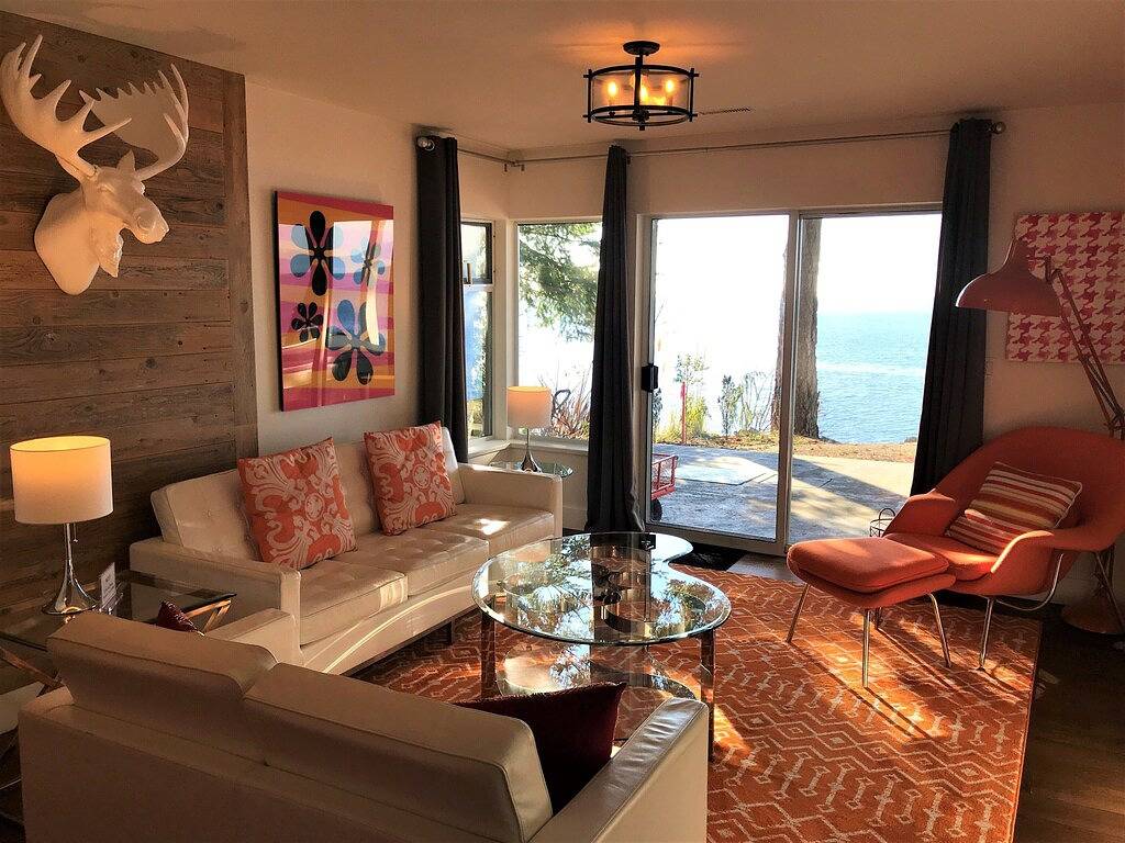 Driftwood Beach House-Horizon Suite: Oceanfront Luxury on the Sunshine Coast in Sechelt, Sunshine Coast Regional District