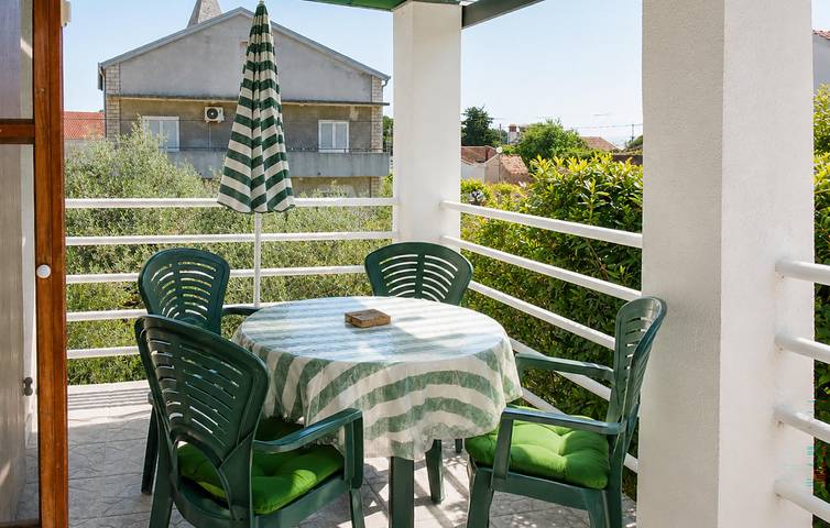 Ganze Ferienwohnung, Gemütliche Ferienwohnung mit Terrasse, Parkplatz und 1 km Entfernung zum Strand von V. Sabuša in Kukljica, Insel Ugljan