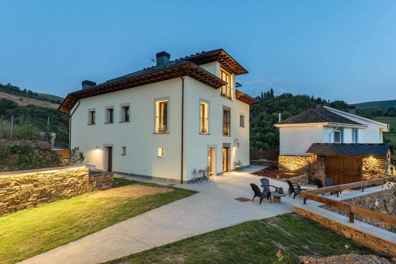Three-Bedroom Premium Apartment with Balcony in Cangas del Narcea, Cordillera Cantábrica