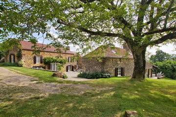 Location de vacances pour 12 personnes, avec terrasse ainsi que jardin et jacuzzi à Saint-Laurent-la-Vallée