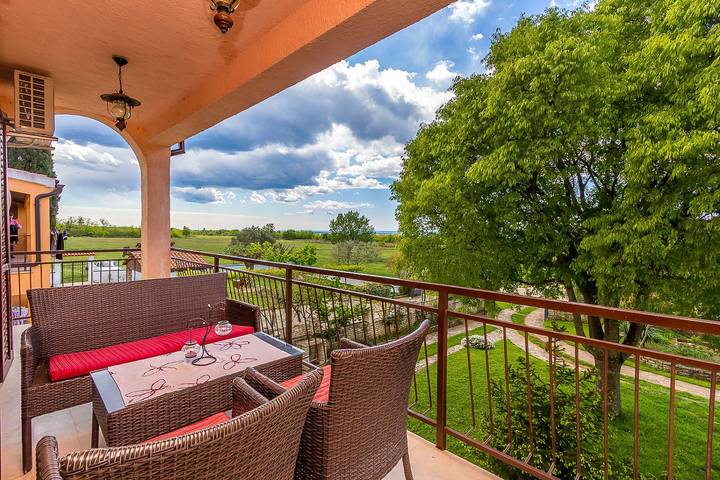 Ferienwohnung für 6 Personen, mit Balkon und Garten in Gajana