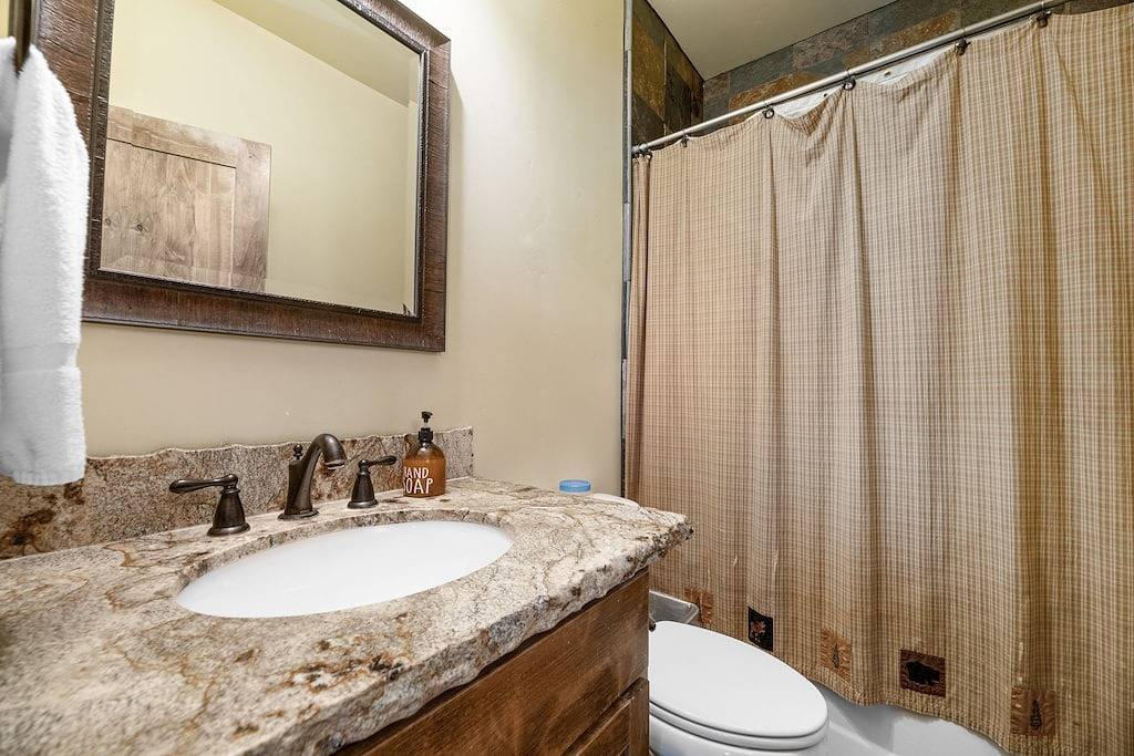 Sky High Retreat - Atemberaubende Aussicht auf den See mit Pool-Tisch und Outdoor-Spa! in Snow Summit, Big Bear Lake