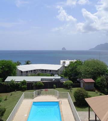 Gîte pour 4 personnes, avec vue et piscine ainsi que jardin et terrasse dans Anse Mabouyas