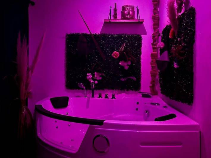 Location de vacances pour 2 personnes, avec terrasse ainsi que jacuzzi et piscine à Villes-sur-Auzon