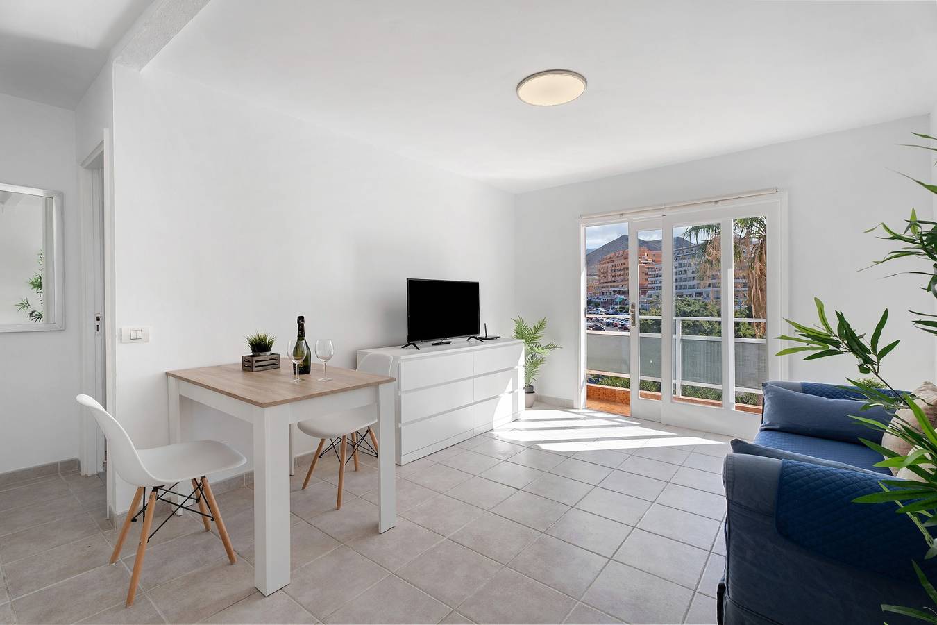 Entire apartment, Vacation Home 'Bonito Apartamento Cristian Playa' with Balcony & Wi-Fi in Los Cristianos, Arona